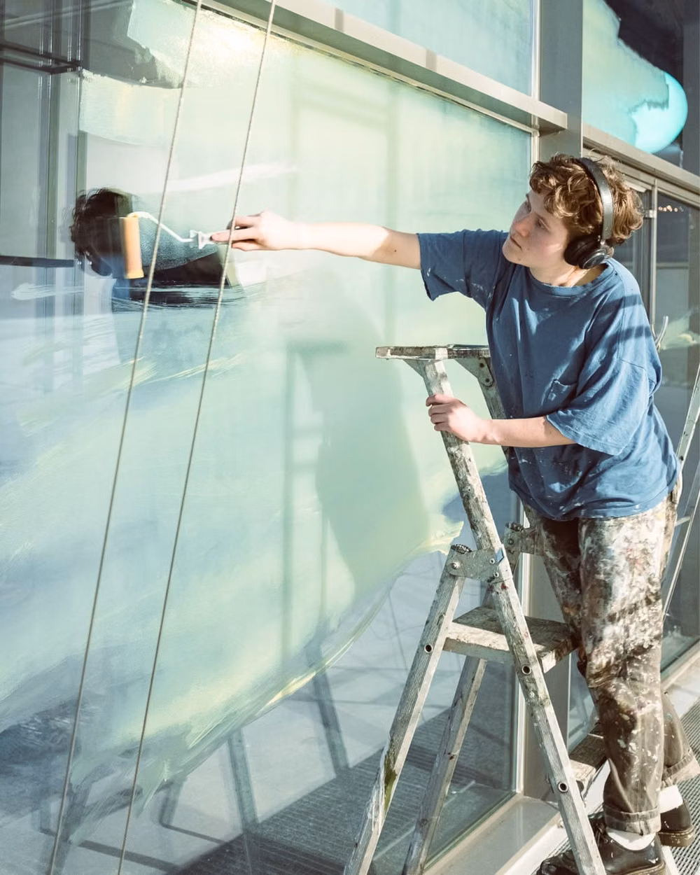 Dessau workshop glass curtain wall photograph - Process pics from the install of 'Shivers in Form' @visningsrommetusf 10–19 April 2026
Big thanks to darling @tobiaskvendseth for support and for putting up the other works while I painted the 16 meter long window facade, as well as very sneakily snapping these shots without distracting me!!
Shivers in Form, 2026
In-situ, watercolour, kefir, pastels on glass
1620 x 317 cm