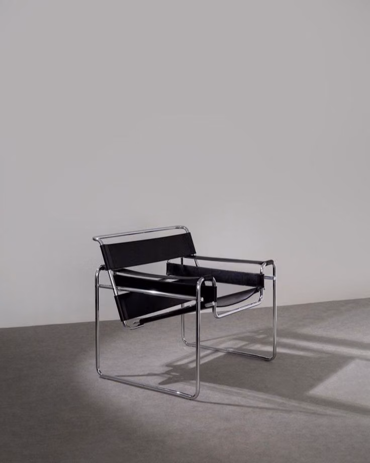 Wassily tubular steel chair detail photograph - WASSILY CHAIR, 1925 - MARCEL BREUER. An iconic piece that revolutionized design. Its tubular steel frame and clean lines were among the first to bring industrial materials into home furnishings. Conceived in 1925 while Breuer was at the Bauhaus, its lightweight, radical form changed everything. Nearly a century later, it’s still strikingly modern. — SILLA WASSILY, 1925 - MARCEL BREUER. Una pieza icónica que cambió la manera de entender el diseño. Con estructura tubular de acero y línea...