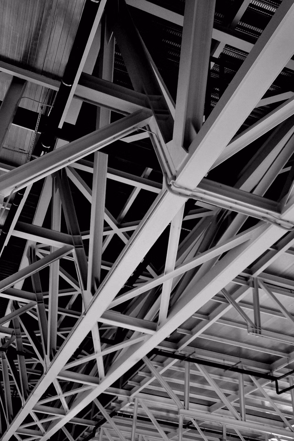 steel factory diagonal structure photograph - Valorando estructuras