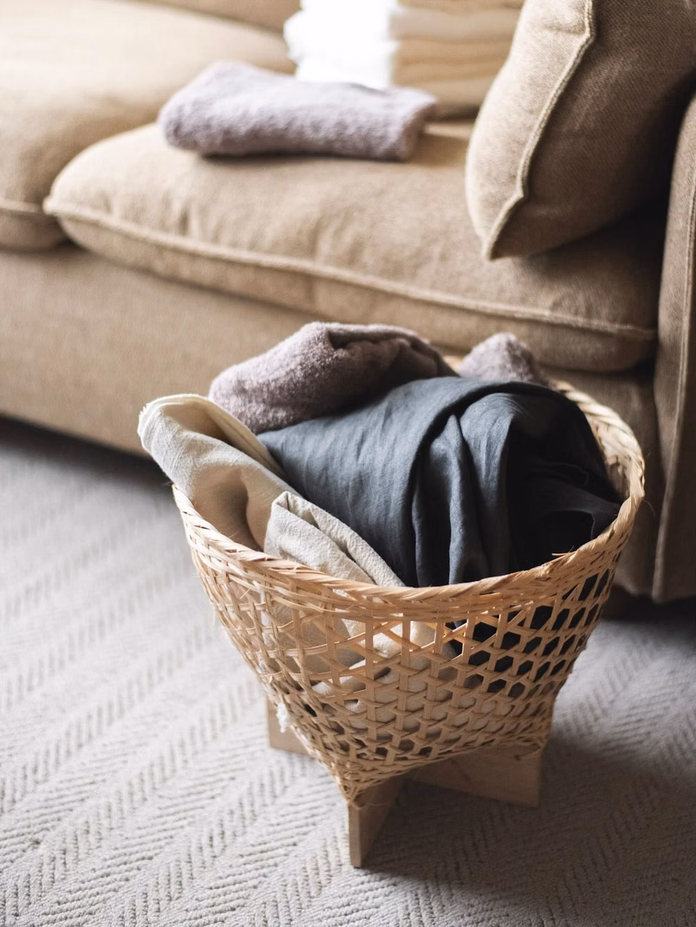woven basket folded linen photograph - NEW ITEM | amucoバスケットシリーズ タイで見つけた、暮らしに馴染む手しごとのかたち タイで買い付けた「amuco(アムコ)シリーズ」をオンラインストアにUPしました。 どこか懐かしく、そして新鮮な空気を暮らしにもたらしてくれるかごたちは、軽くて丈夫、見た目にも美しい愛着の持てるプロダクト。さりげない所まで気を配られた意匠の美しさも必見です。 現地の職人さんが竹やラタンを丹念に編み上げています。素朴さと美しさを兼ね備え、日用品でありながら心に残る存在感を放ちます。 ざっくりと収納したり、日常的に持ち歩いたり。ラフに付き合いながら自分だけの「定番」へと育てあげていく──そんな頼もしさも、このシリーズの魅力のひとつです。 今回買い付けを行ったタイは熱帯の自然素材が豊富で、ラタン(籐)や竹は昔から生活用品や家具、バッグなどの手工芸品に幅広く使われてきました。日本の暮らしにもすっと馴染むシンプルな形とやさしい色合いのものにこだわり集めてきました。 様々な意匠やサイズのものをご用意しています◎ 商品詳細はオンラインストアでご確認をお願いいたします。 https://...