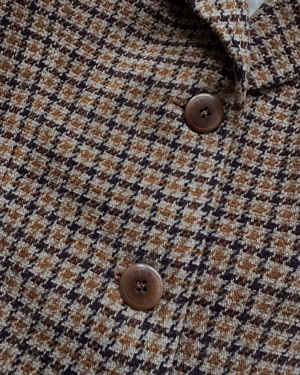 brown tweed blazer fabric detail photograph - BROWN TWEED BLAZER (no. 141)
brand: redgreen
size: eu38 (i’m 170 cm tall and usually a size a S for reference)
materials: 42% polyacryl; 41% wool; 17% polyester
condition: very good
299 dkk / €40 / £33.50 / $42.25 (including shipping within denmark)
tags: #darkacademia #darkacademiafashion