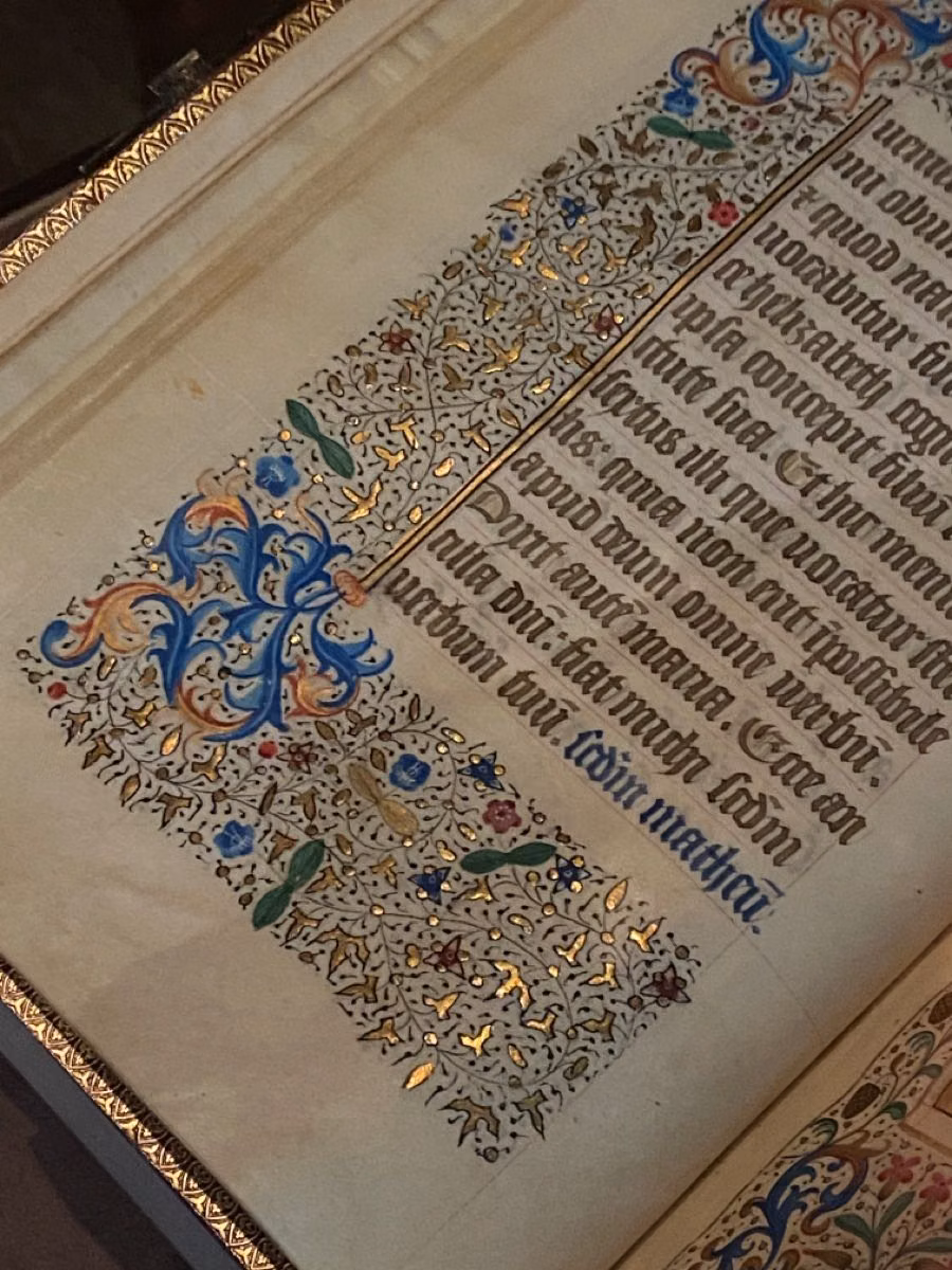 medieval illuminated manuscript gold leaf detail - medieval illuminated manuscript w/ gold embossed motif