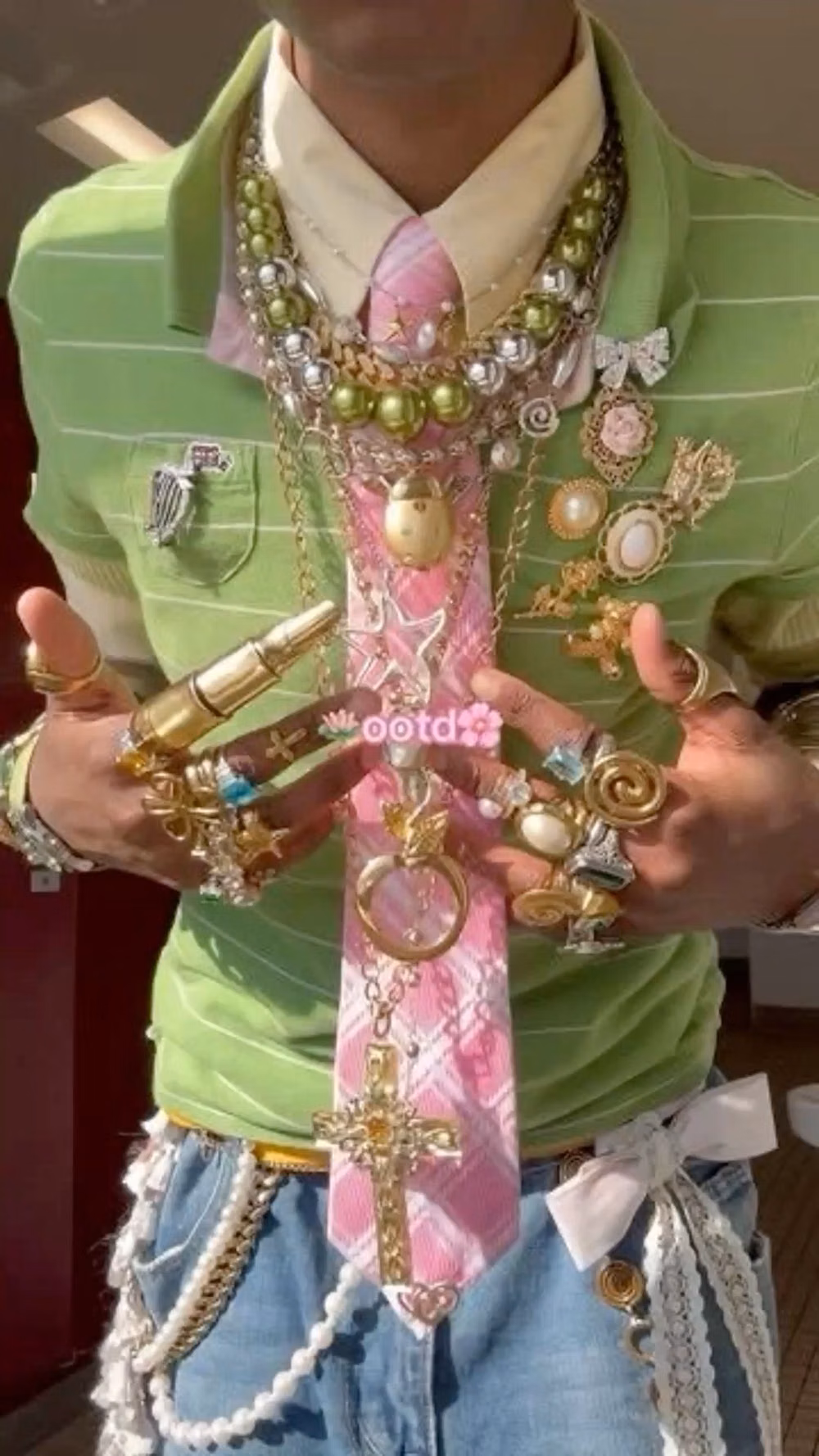 Maximalism aesthetic - A maximalism outfit with tons of jewerly that conplement tje vibrant colors of it.