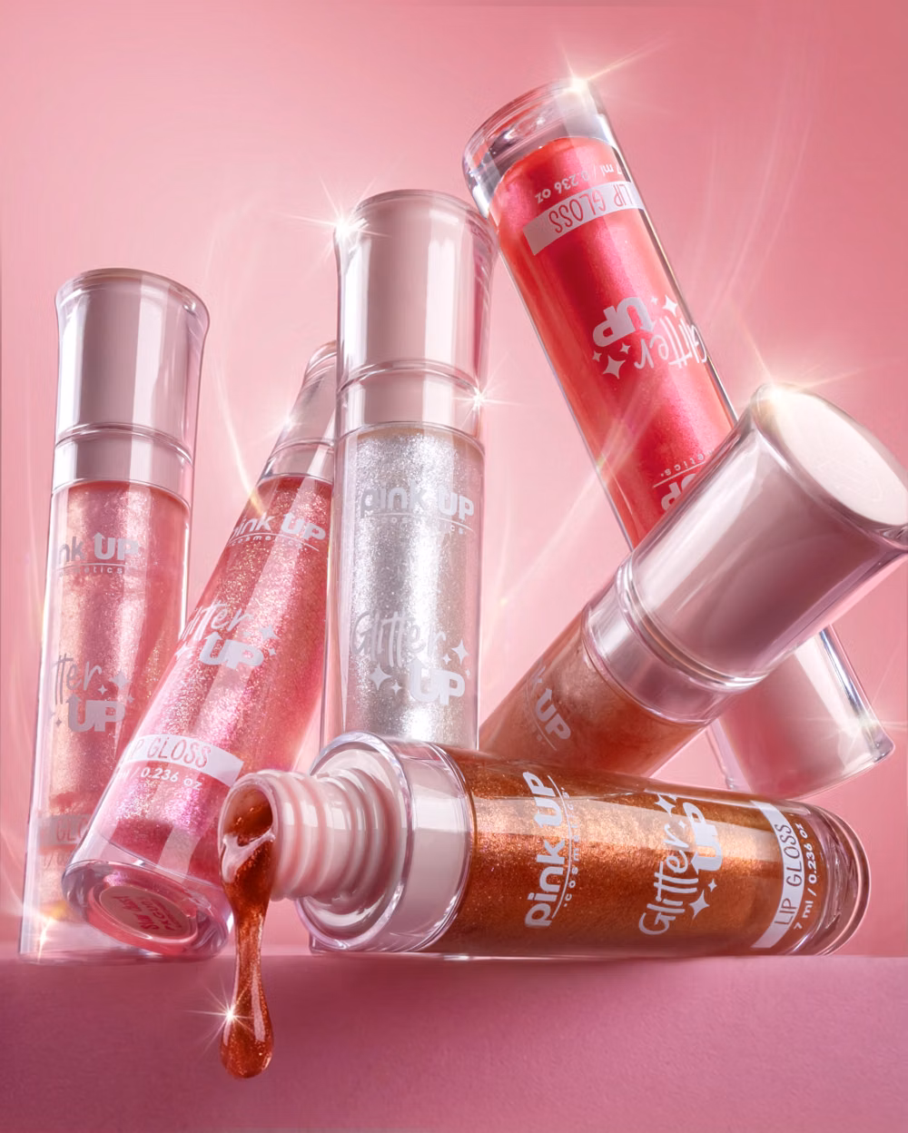 pink glitter lip gloss product photograph - GLITTER UP: donde el brillo no se explica… se presume. ✨💖 6 tonos intensos, luminosos y tan brillosos que parecen hechos para romper el feed. 💋✨ Cada tono es una vibra, una actitud y un destello que grita GLAM en cada swipe. 💗 #GlitterUp #Labios #Gloses #Beauty #PinkUp