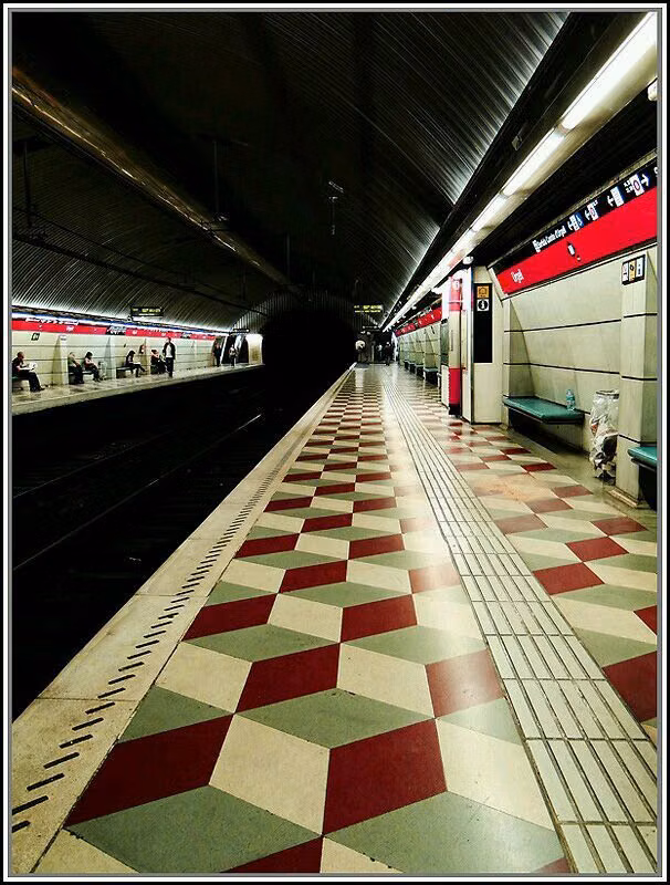 metro platform geometric floor markings photograph - Metro Urgel. Barcelona