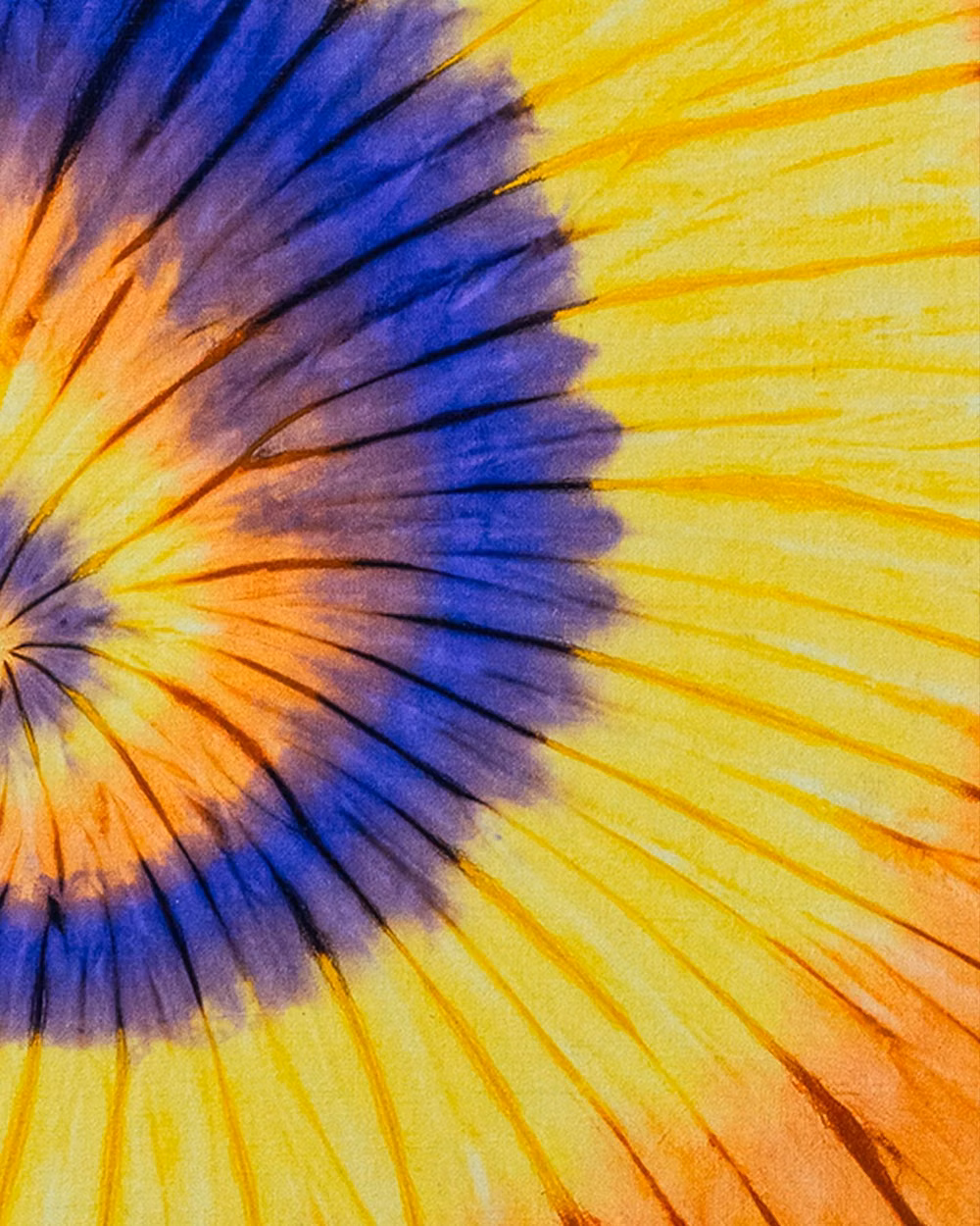 tie dye fabric spiral close up photograph - Tela “Purple Spiral” Un classico tie-dye a spirale reinterpretato con una miscela unica di pigmenti. 📐Tela Big – Quadrata – 100x100cm #atspace #canvas #handmadecanvas #tiedye #artonfabric #processocreativo