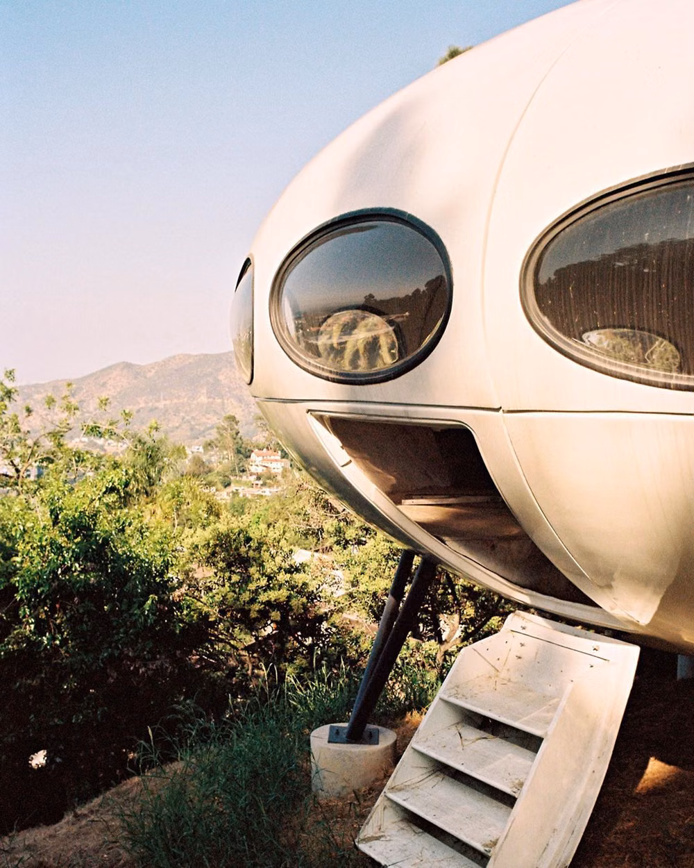 1960s space age dome architecture photograph - Purple Fashion Magazine on Instagram: “#ARCHITECTURE LIVING IN A BUBBLE PT.1 ⁣ ⁣ Gianni Oprandi photographed a privately owned FUTURO house located in Los Angeles for our Cosmos…”