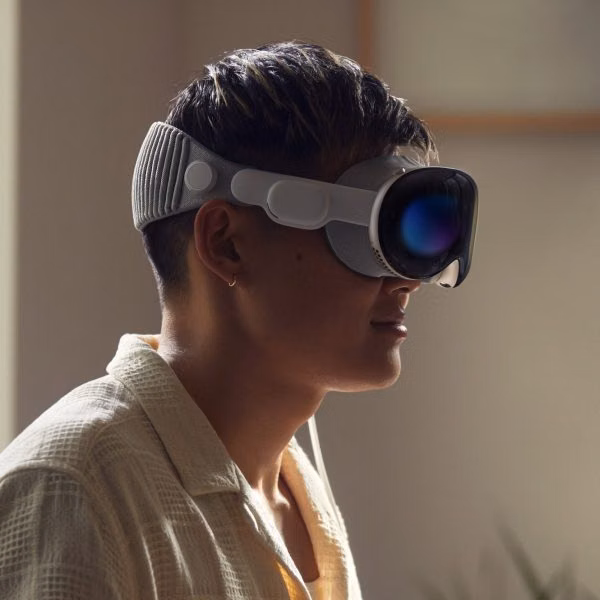 augmented reality headset product photograph -