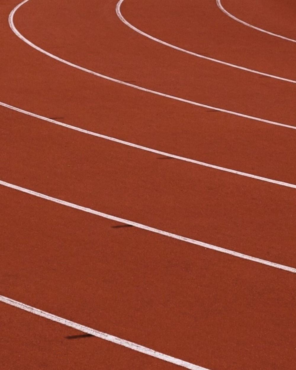 red rubber running track texture close up - 🔻 Parceiros que impulsionam Não é só correr, é correr junto. Quem chega junto fortalece o caminho e amplia a energia. 🔻 Comunidade em movimento Cada passo, cada vitória, nasce da troca e do apoio entre quem compartilha o mesmo propósito. 🔻 Seu convite para colaborar Na Reddish, somos um time. Marca seu parceiro ou parceira de treinos e vem construir essa jornada com a gente #WeAreReddish #comunidadeesportiva #parceriasqueinspiram #corridajunta #athleisure
