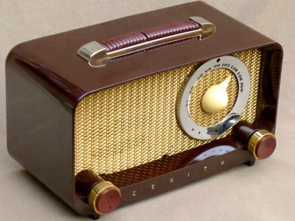 rounded Bakelite radio product photograph - ZENITH Model G511. (1950) Bakelite.