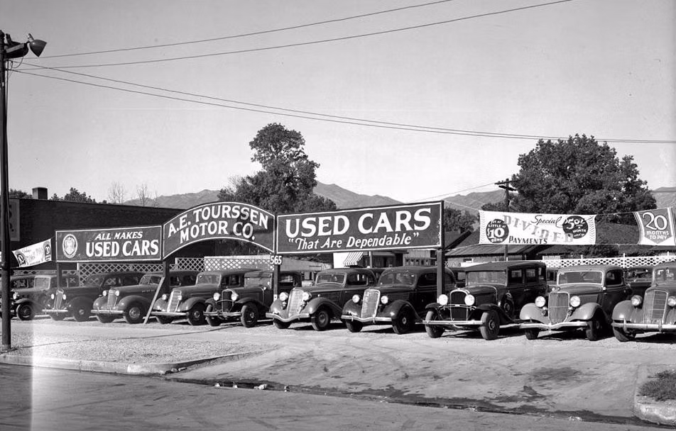 1930s teardrop automobile photograph - 1930s used car lot