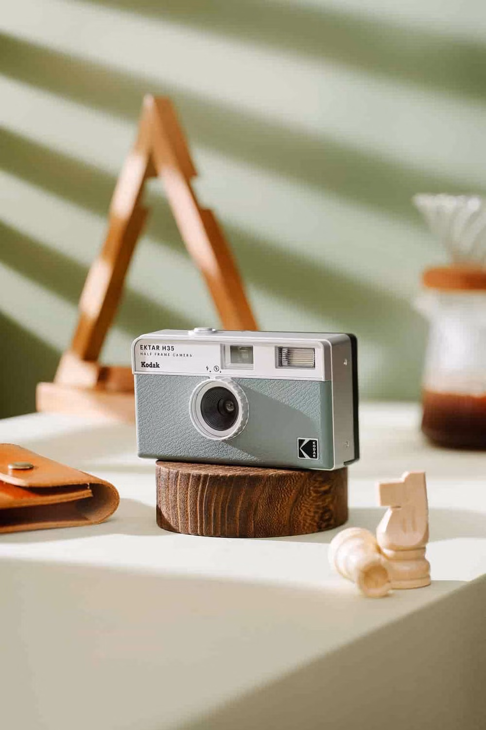 early compact digital camera product photograph -