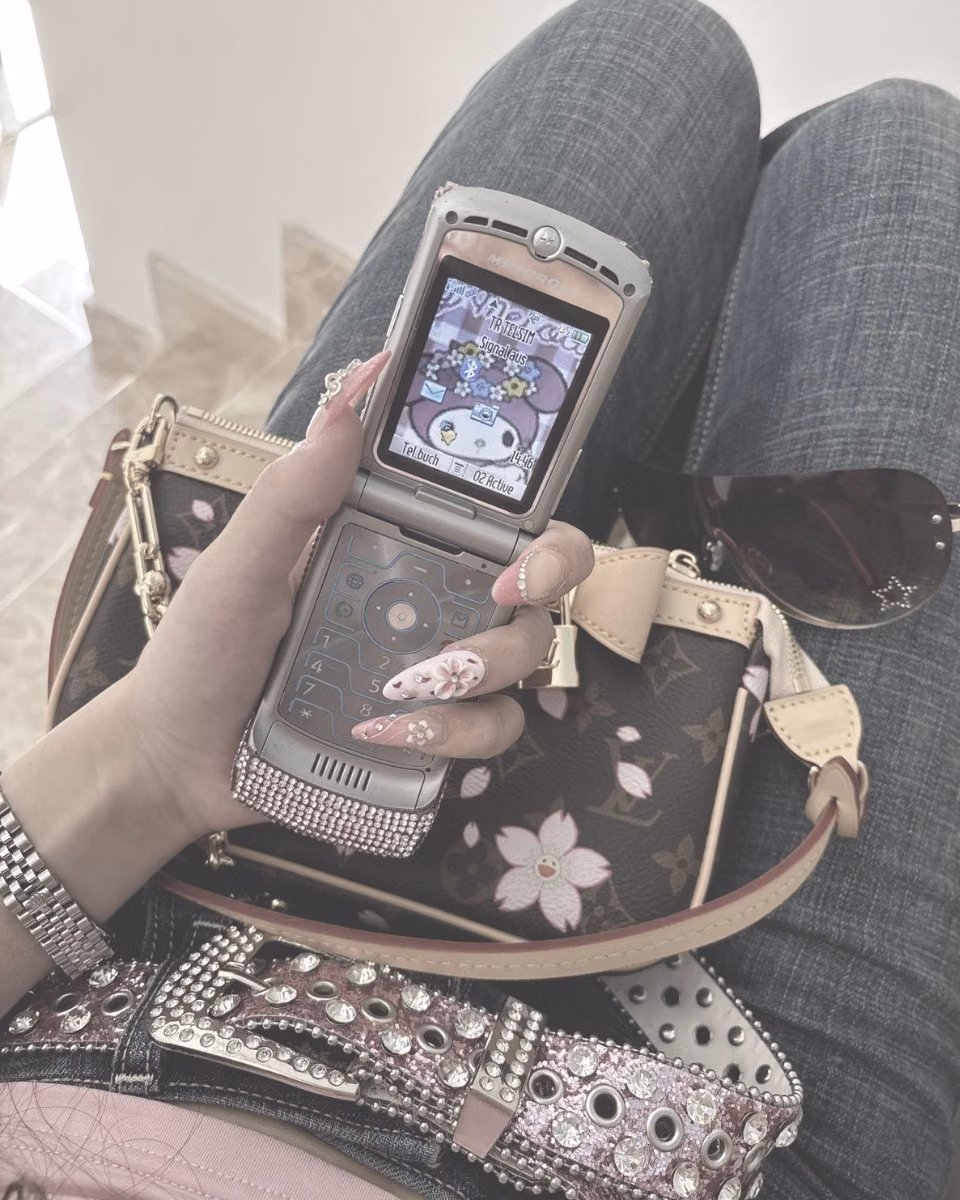 early 2000s flip phone product photograph - ⤷ ˚˖𓍢ִ˙˚࿔ 🎧 y2k !! 💿 ˎˊ˗ ┃ ୨ৎ┃ 🏷: #y2k #2000s ┃not my photo but edited by me !!┃creds are appreciated┃