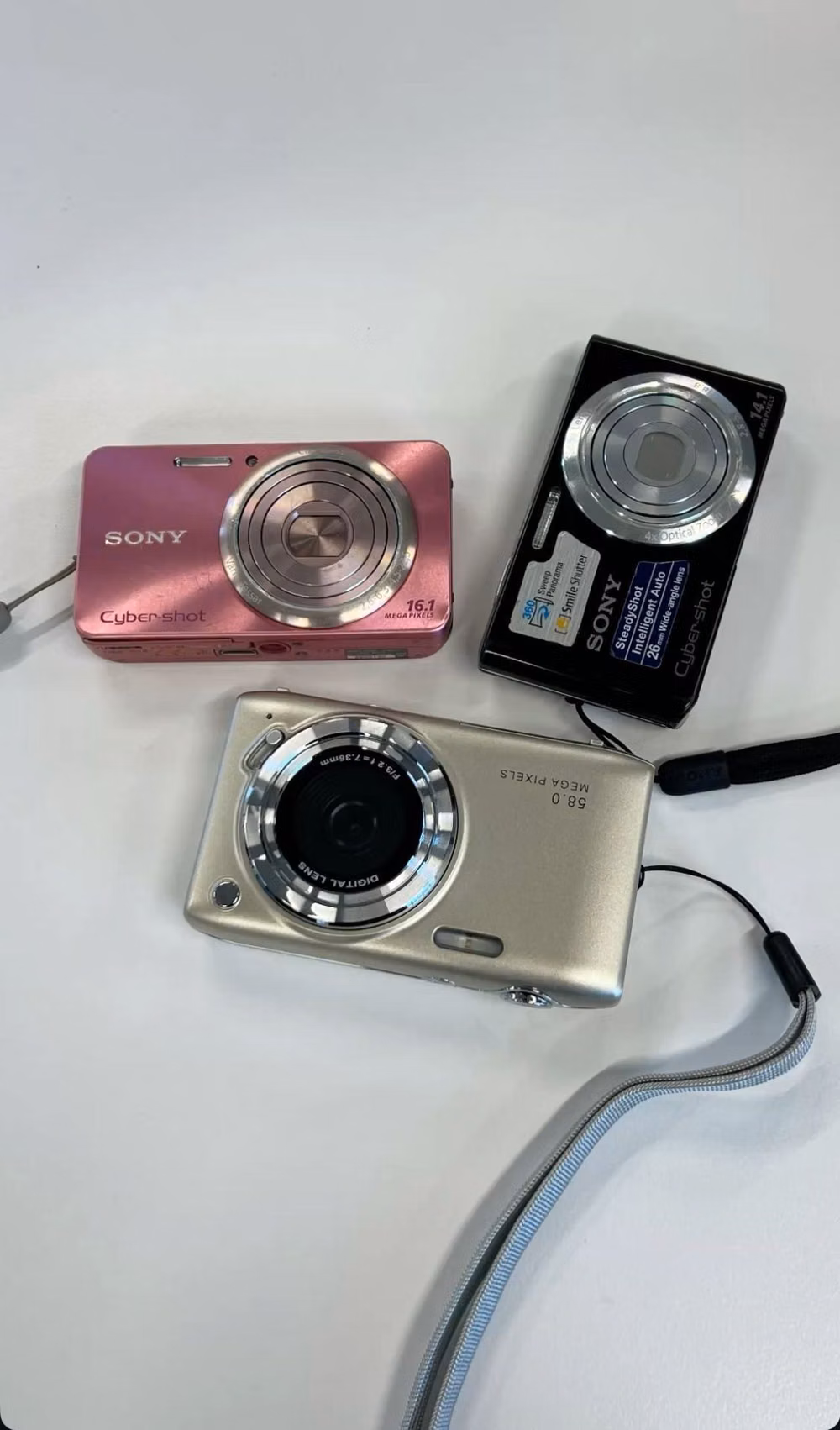 early compact digital camera product photograph -